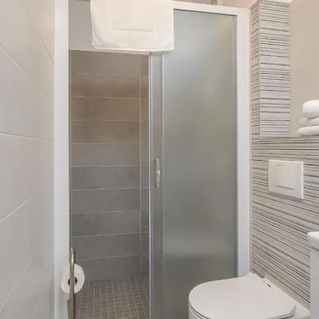Manuela Проживання в сім'ї *