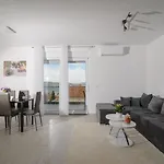 Manuela * أوكغوك غورنيي